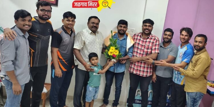 SET परीक्षा उत्तीर्ण झाल्याबद्दल प्रा. भरत कोळी यांचा धुळे जिल्हा बॉक्सिंग संघटनेतर्फे सत्कार